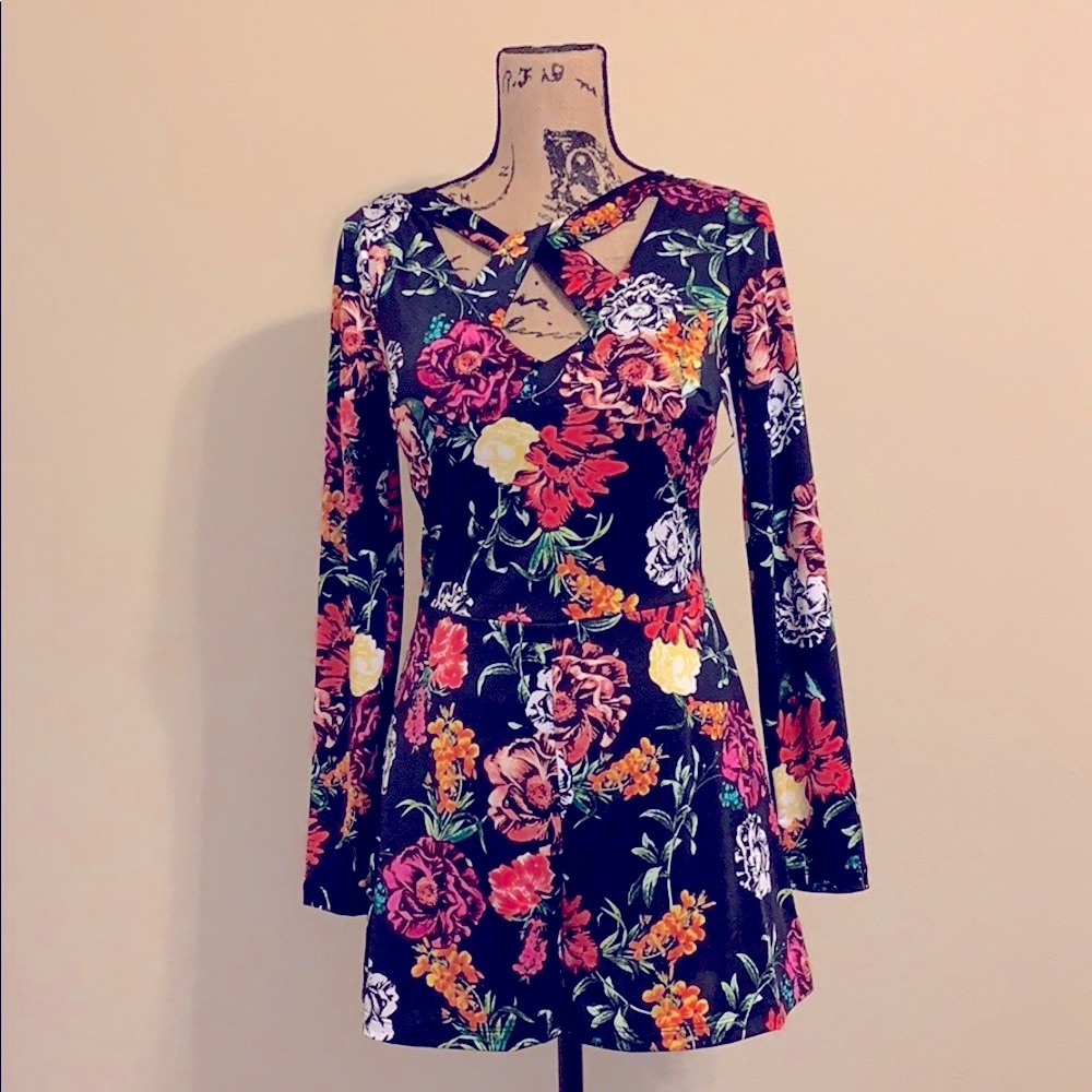 NWT Guess Beautiful, well structured dressy romper. Multicolored 1-28-21